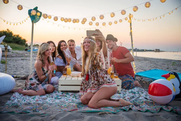 Группа Друзей Устроивших Пикник Пляже Счастливые Молодые Люди Летнем Отдыхе — стоковое фото