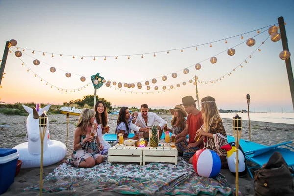 Група Друзів Які Мають Пікнік Пляжі Щасливі Молоді Люди Літній — стокове фото