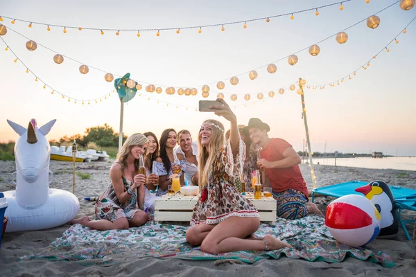 Grupo Amigos Fazendo Piquenique Praia Jovens Felizes Férias Verão Praia — Fotografia de Stock