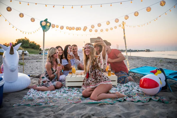 Grupo Amigos Haciendo Picnic Playa Jóvenes Felices Vacaciones Verano Playa —  Fotos de Stock