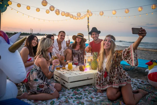 Grupo Amigos Haciendo Picnic Playa Jóvenes Felices Vacaciones Verano Playa —  Fotos de Stock