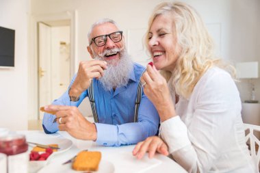 Evde kahvaltı - 60's onların daire, senority ve ilişki hakkında kavramları üzerinde evli mutlu üst düzey çift