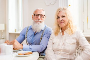 Evde kahvaltı - 60's onların daire, senority ve ilişki hakkında kavramları üzerinde evli mutlu üst düzey çift