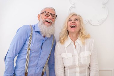 60'ın üst düzey çift evde - evli çift portre, senority ve ilişki hakkında kavramları eğleniyor