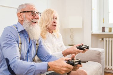 60'ın üst düzey çift evde - evli çift portre, senority ve ilişki hakkında kavramları eğleniyor