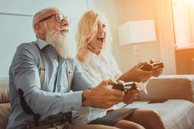 60'ın üst düzey çift evde - evli çift portre, senority ve ilişki hakkında kavramları eğleniyor