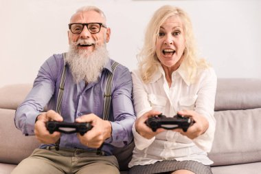 60'ın üst düzey çift evde - evli çift portre, senority ve ilişki hakkında kavramları eğleniyor