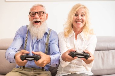 60'ın üst düzey çift evde - evli çift portre, senority ve ilişki hakkında kavramları eğleniyor