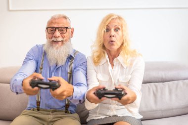 60'ın üst düzey çift evde - evli çift portre, senority ve ilişki hakkında kavramları eğleniyor