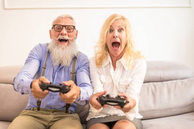 60'ın üst düzey çift evde - evli çift portre, senority ve ilişki hakkında kavramları eğleniyor