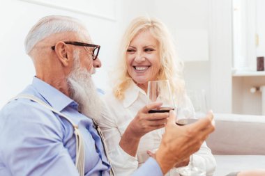 60'ın üst düzey çift evde - evli çift portre, senority ve ilişki hakkında kavramları eğleniyor