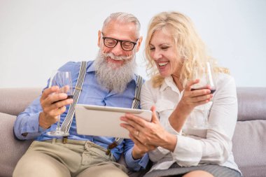 60'ın üst düzey çift evde - evli çift portre, senority ve ilişki hakkında kavramları eğleniyor