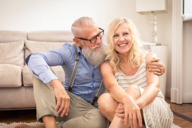 60'ın üst düzey çift evde - evli çift portre, senority ve ilişki hakkında kavramları eğleniyor