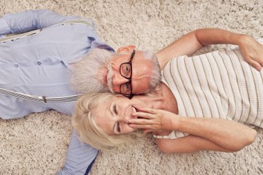 60'ın üst düzey çift evde - evli çift portre, senority ve ilişki hakkında kavramları eğleniyor