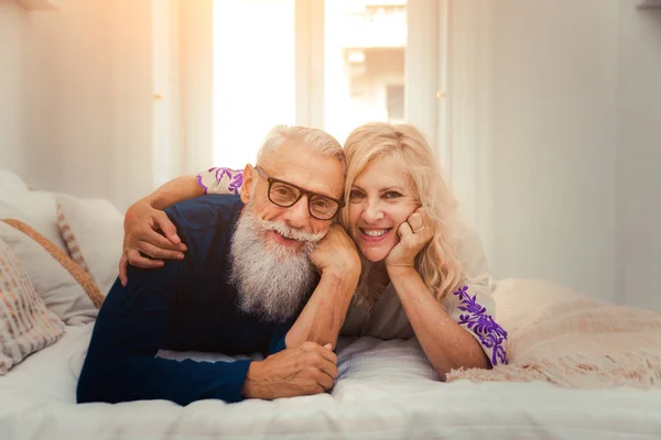 Coppia Anziana Negli Anni Divertirsi Casa Allegro Ritratto Coppia Sposata — Foto Stock