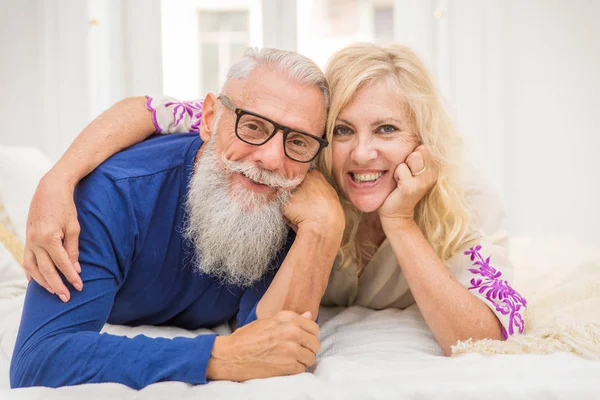 Casal Sênior Década Divertindo Casa Retrato Casal Alegre Conceitos Sobre — Fotografia de Stock