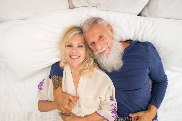 Seniorenpaar Den 60Er Jahren Hat Spaß Hause Fröhliches Ehepaarporträt Konzepte — Stockfoto