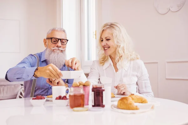 Счастливая Пожилая Пара Завтракающая Дома Женатая Пара Годов Своей Квартире — стоковое фото