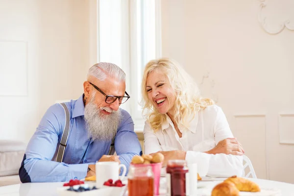 Casal Sênior Feliz Tomando Café Manhã Casa Casal Década Seu — Fotografia de Stock