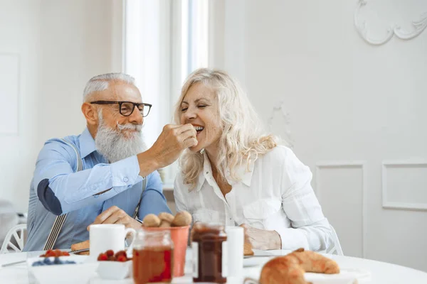 Casal Sênior Feliz Tomando Café Manhã Casa Casal Década Seu — Fotografia de Stock