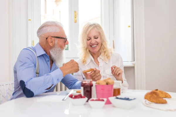 Счастливая Пожилая Пара Завтракающая Дома Женатая Пара Годов Своей Квартире — стоковое фото