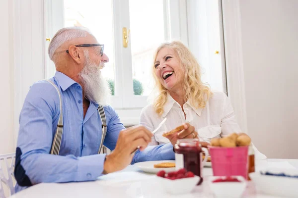 Casal Sênior Feliz Tomando Café Manhã Casa Casal Década Seu — Fotografia de Stock