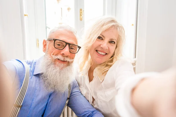 Casal Sênior Feliz Tomando Café Manhã Casa Casal Década Seu — Fotografia de Stock