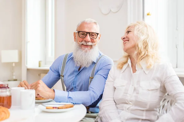 Szczęśliwa Para Starszy Śniadanie Domu Małżeństwo Ich Mieszkania Pojęć Dotyczących — Zdjęcie stockowe