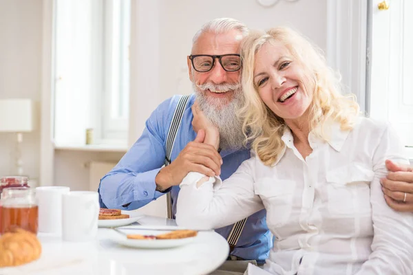 幸せな先輩カップル朝食を家庭で有する のアパートで Senority および関係に関する概念の夫婦 — ストック写真