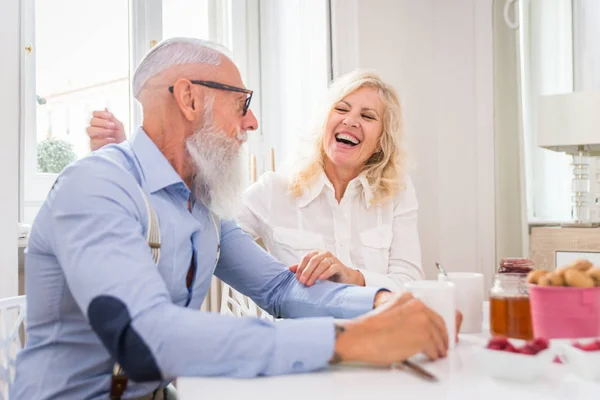 Glückliches Senioren Paar Frühstückt Hause Ehepaar Über Die 60Er Jahre — Stockfoto