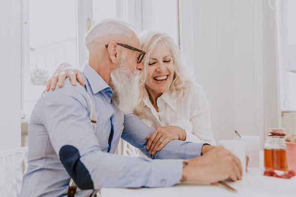 Счастливая пожилая пара, завтракающая дома - Женатая пара 60-х годов в своей квартире, понятия о старшинстве и отношениях
