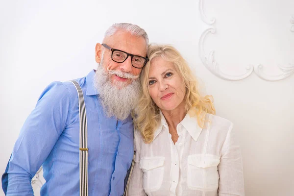 Casal Sênior Década Divertindo Casa Retrato Casal Alegre Conceitos Sobre — Fotografia de Stock