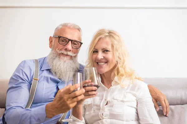 Coppia Anziana Negli Anni Divertirsi Casa Allegro Ritratto Coppia Sposata — Foto Stock