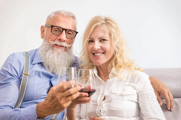 资深夫妇在60的乐趣在家里 欢快的已婚夫妇肖像 关于教龄和关系的概念 — 图库照片