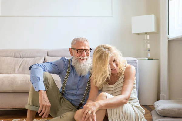 Casal Sênior Década Divertindo Casa Retrato Casal Alegre Conceitos Sobre — Fotografia de Stock