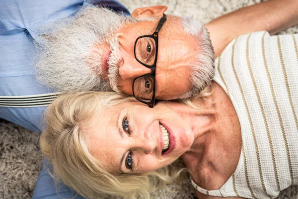 Cuplu Vârstă Anii Distrează Acasă Portret Fericit Cuplu Căsătorit Concepte — Fotografie, imagine de stoc