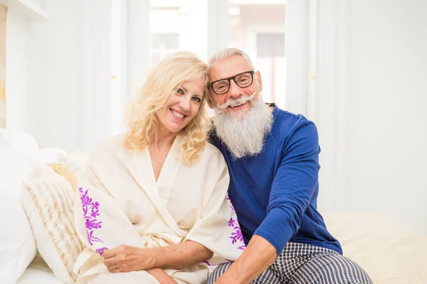 Casal Sênior Década Divertindo Casa Retrato Casal Alegre Conceitos Sobre — Fotografia de Stock