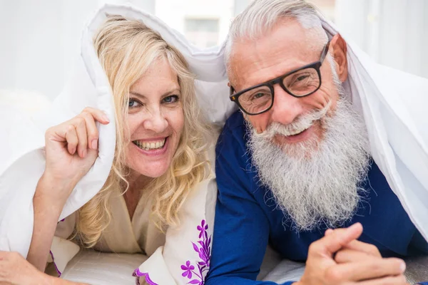 资深夫妇在60的乐趣在家里 欢快的已婚夫妇肖像 关于教龄和关系的概念 — 图库照片