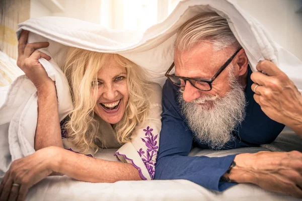 Casal Sênior Década Divertindo Casa Retrato Casal Alegre Conceitos Sobre — Fotografia de Stock