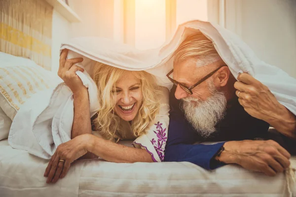 Casal Sênior Década Divertindo Casa Retrato Casal Alegre Conceitos Sobre — Fotografia de Stock