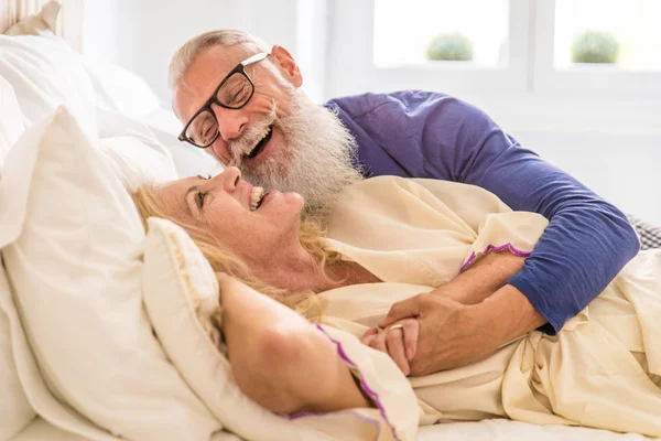 Coppia Anziana Negli Anni Divertirsi Casa Allegro Ritratto Coppia Sposata — Foto Stock