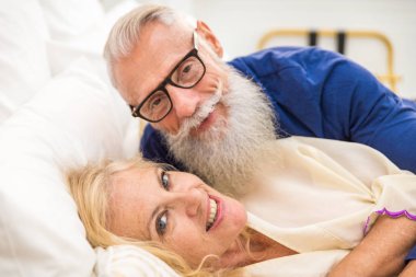 60'ın üst düzey çift evde - evli çift portre, senority ve ilişki hakkında kavramları eğleniyor