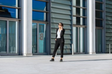 Güzel iş kadını yürüyen açık havada - oldukça genç yetişkin kadın