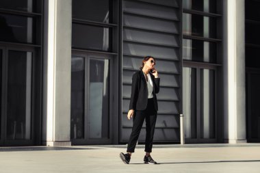 Güzel iş kadını yürüyen açık havada - oldukça genç yetişkin kadın