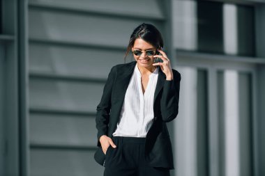 Güzel iş kadını yürüyen açık havada - oldukça genç yetişkin kadın