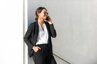 Güzel iş kadını yürüyen açık havada - oldukça genç yetişkin kadın