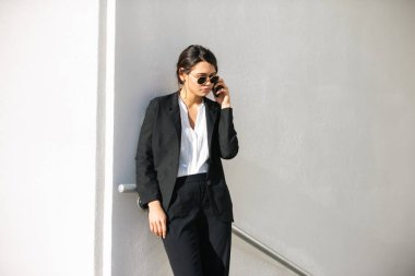 Güzel iş kadını yürüyen açık havada - oldukça genç yetişkin kadın