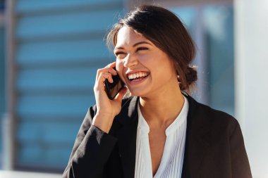 Güzel iş kadını yürüyen açık havada - oldukça genç yetişkin kadın