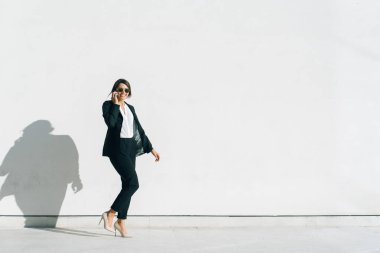 Güzel iş kadını yürüyen açık havada - oldukça genç yetişkin kadın