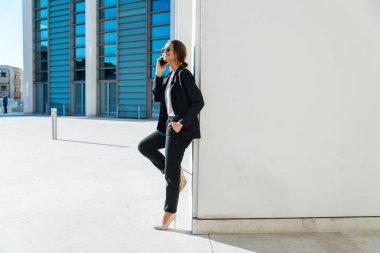 Güzel iş kadını yürüyen açık havada - oldukça genç yetişkin kadın